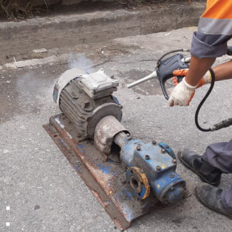 Using dry ice blaster to clean cement from machine