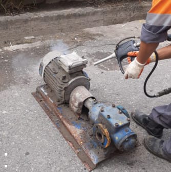 Làm sạch lớp xi măng bằng máy bắn đá khô CO2